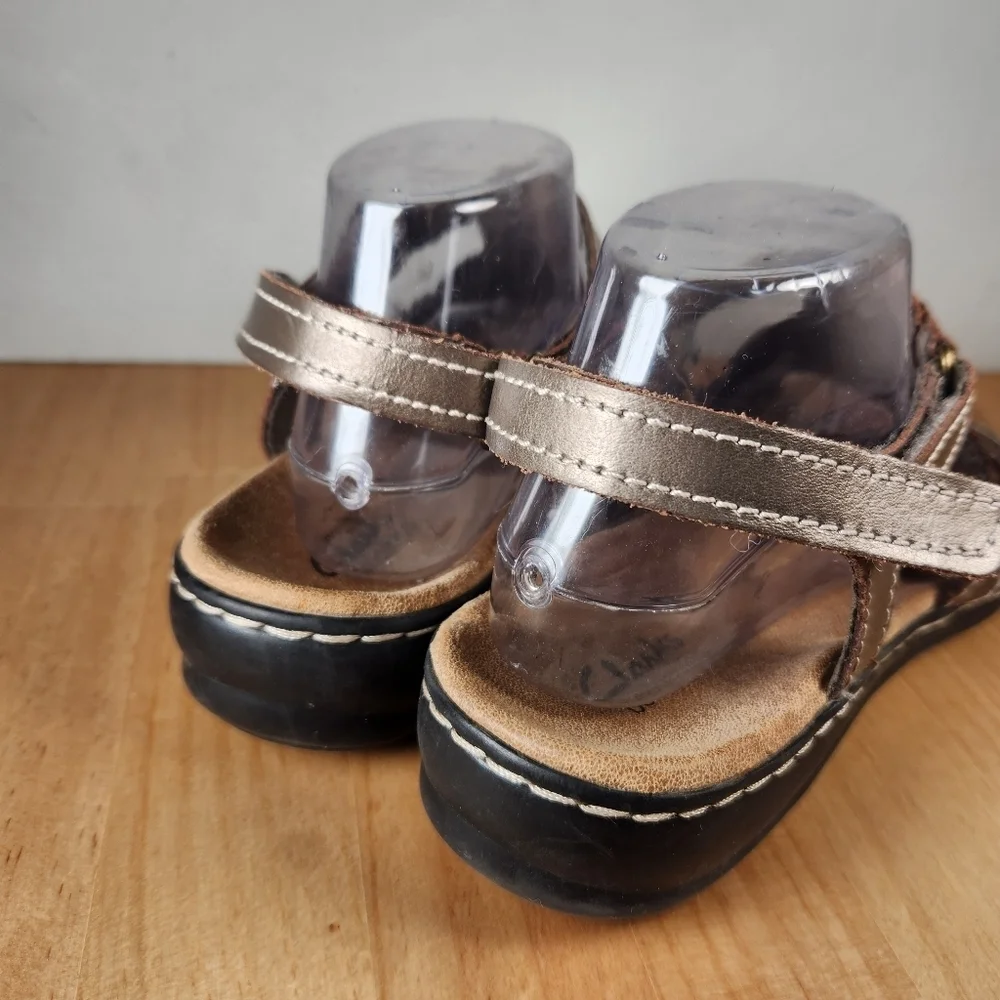 Clarks Sandals Women’s 9 Brown Leather Open Toe Wedge Floral Bendables Shoes - Picture 5 of 12